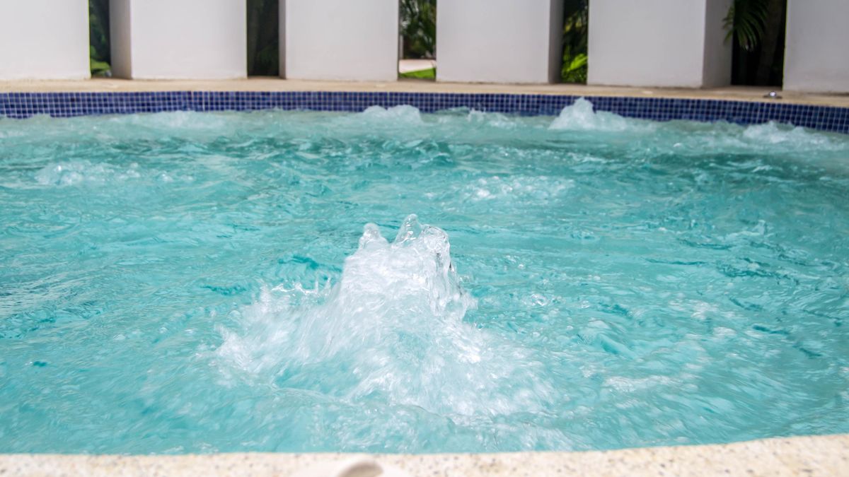 Dvanáctiletý chlapec se utopil před očima rodičů v hotelové vířivce v Itálii. Nohu mu vcucl filtrační otvor